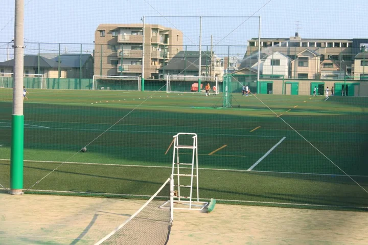 Siatki piłkochwyty na boiska — czym różnią się materiały i jak dobrać właściwy model?