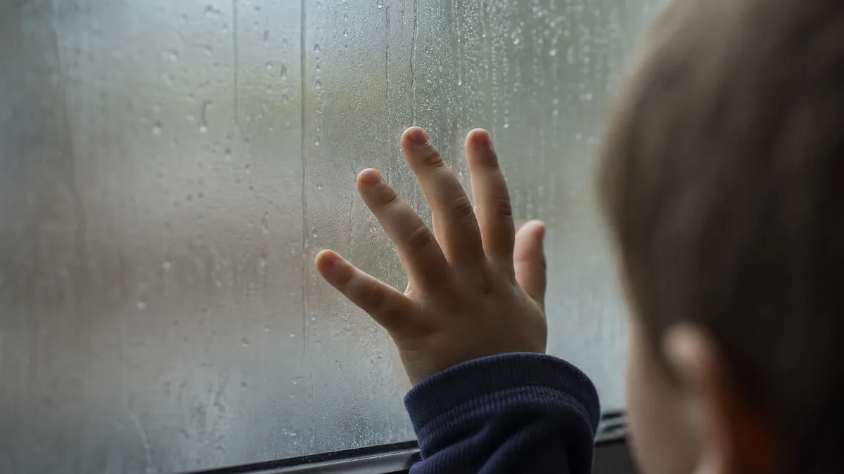 Dziecko lub pies w nagrzanym aucie. Policja ostrzega przed tragedią