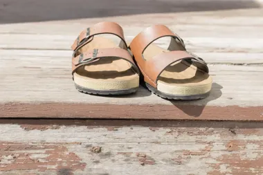 Które wersje kolorystyczne Arizona Birkenstock najlepiej komponują się z letnią garderobą kapsułową?