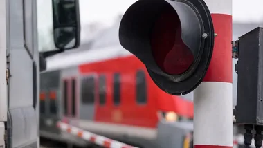 Chwila nieuwagi na przejeździe w Podkowie Leśnej. Auto zderzyło się z WKD