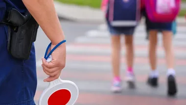 Trzy spojrzenia przed przejściem. Policjant uczył dzieci bezpieczeństwa