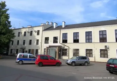 Żywopłot przeciw dzikom – które krzewy i zapachy pomogą ochronić działkę