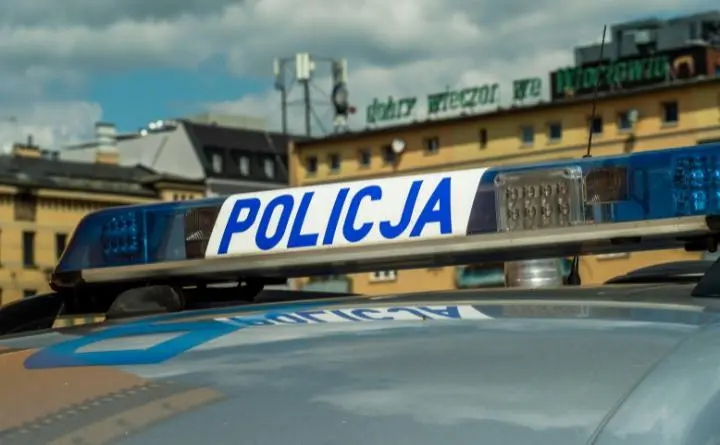 Zima na drogach - policja ostrzega przed wydłużoną drogą hamowania