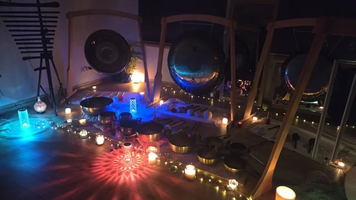 Grafika promocyjna wydarzenia BŁOGI RELAKS — Uczta Wibracyjna Gongi i Misy (Artia Joga)