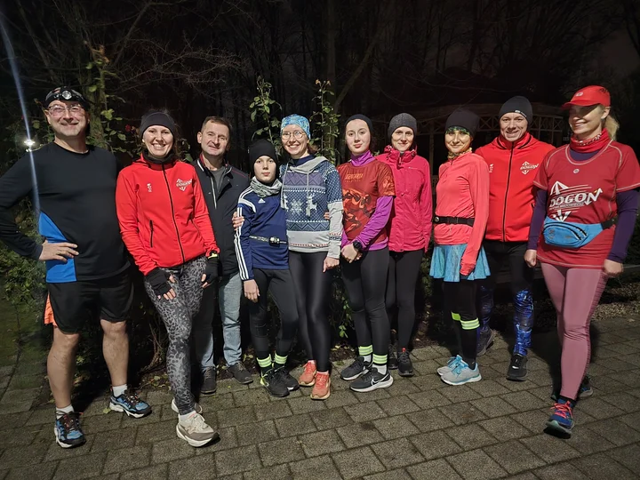 Grafika promocyjna wydarzenia Czwartkowe spotkanie biegowe — miejskie uliczki wieczorem (Park Skarbków)