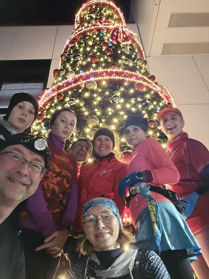 Grafika promocyjna wydarzenia Czwartkowe spotkanie biegowe — miejskie uliczki wieczorem