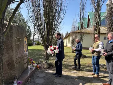 Grodzisk Mazowiecki zatrzymał się przy Katyńskim pomniku w dniu pamięci ofiar