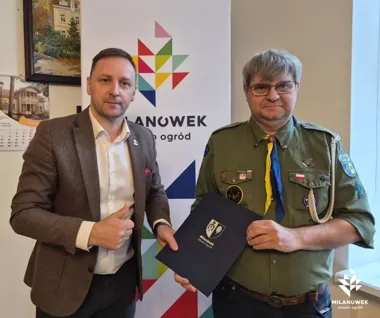 Powerbanki, piły i łóżka polowe dla harcerzy. Nowe porozumienie w Milanówku