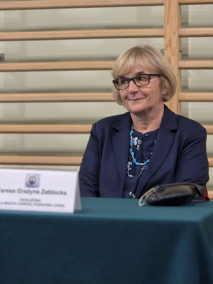 Teresa Grażyna Zabłocka z odznaką za pamięć o historii Podkowy Leśnej