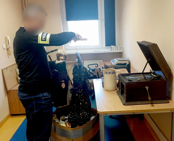 Pudełko z teatralnymi lalkami ujawniło złodziejską historię jednej pary