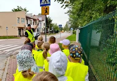 Trzy spojrzenia przed wejściem na jezdnię. Policjanci uczyli przedszkolaki
