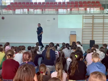 Hejt i cyberprzemoc pod lupą policjanta. Zajęcia dla uczniów w Ojrzanowie