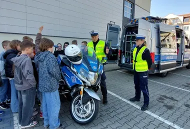 Radiowozy na szkolnym parkingu - lekcja, która może uratować życie