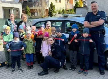 Odblaski i numer 112 w przedszkolu - grodziscy dzielnicowi dali ważną lekcję