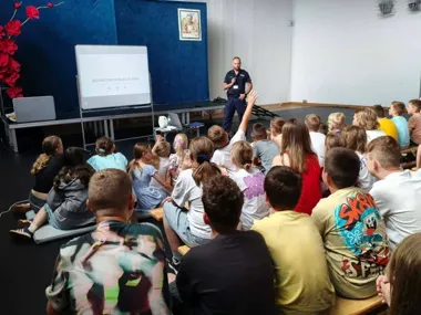 Wakacyjne lekcje w Grodzisku - policja ostrzegła przed wodą i hulajnogami
