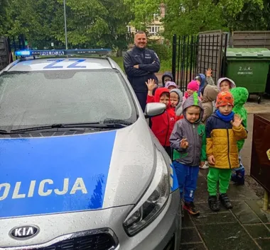 Radiowóz i numer 112 w grodziskim przedszkolu. Dzieci usłyszały ważne zasady