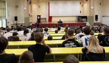 Kaski, hejt i służba w Policji - uczniowie w Grodzisku usłyszeli twarde zasady