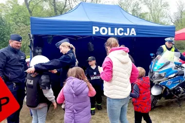 Policyjne stoisko obok strażackiego święta przyciągnęło dzieci i dorosłych