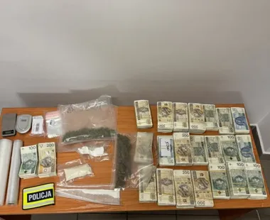 Reklamówka pełna banknotów zdradziła 25-latka z narkotykami